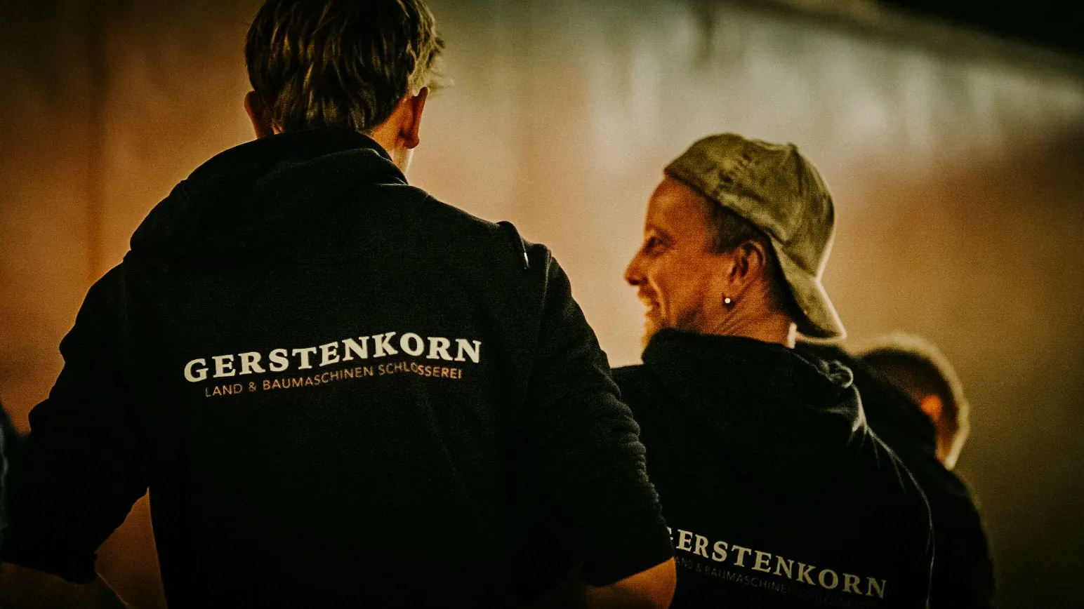 Zwei Gerstenkorn-Mitarbeiter von hinten in Hoodies mit Logo