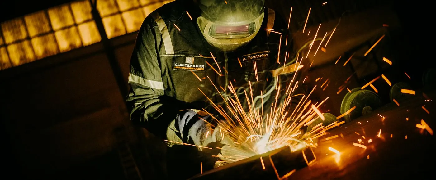 Schweißer mit Funkenflug in der Werkstatt