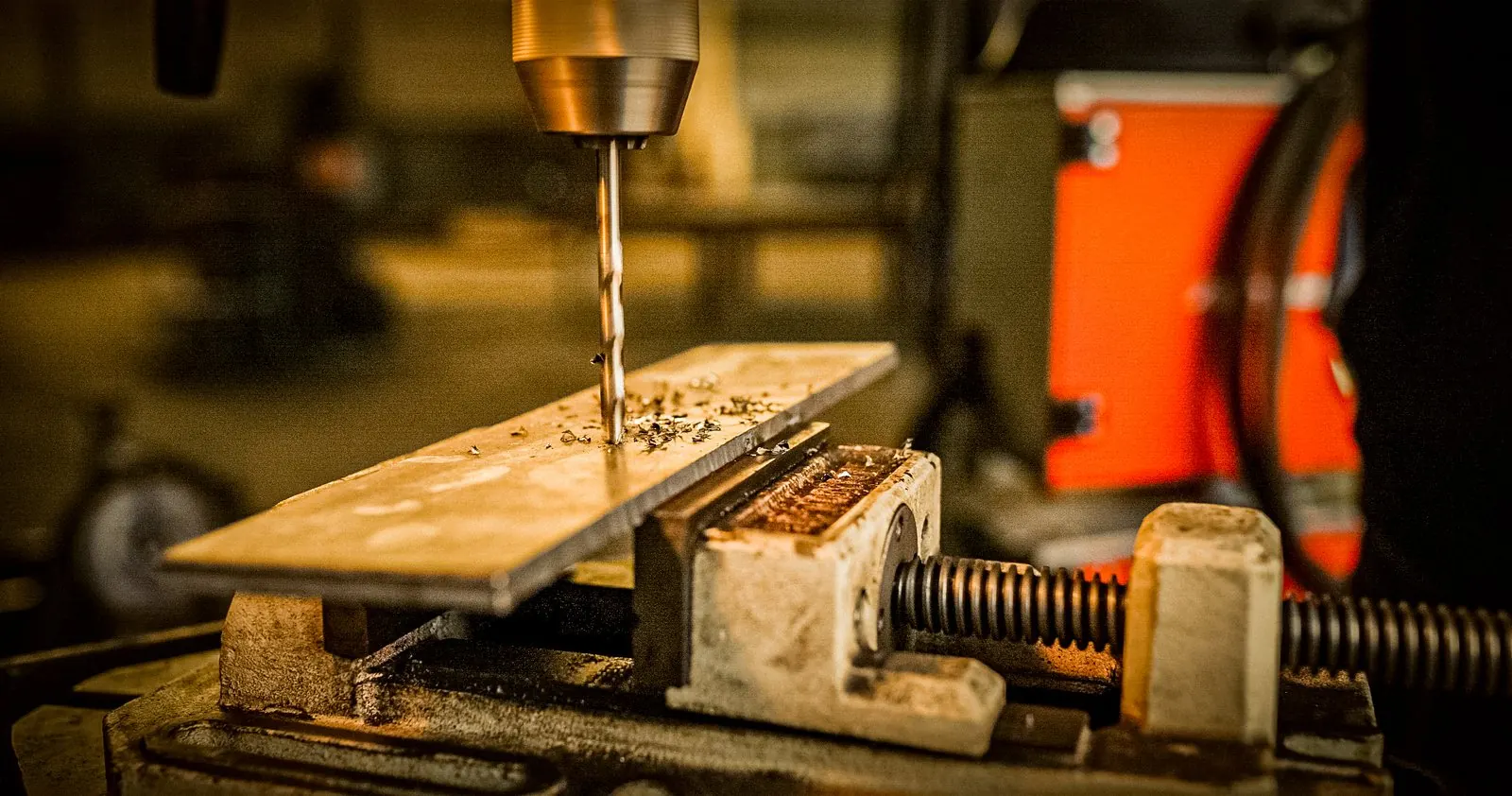 Bohrmaschine an der Werkbank in der Werkstatt