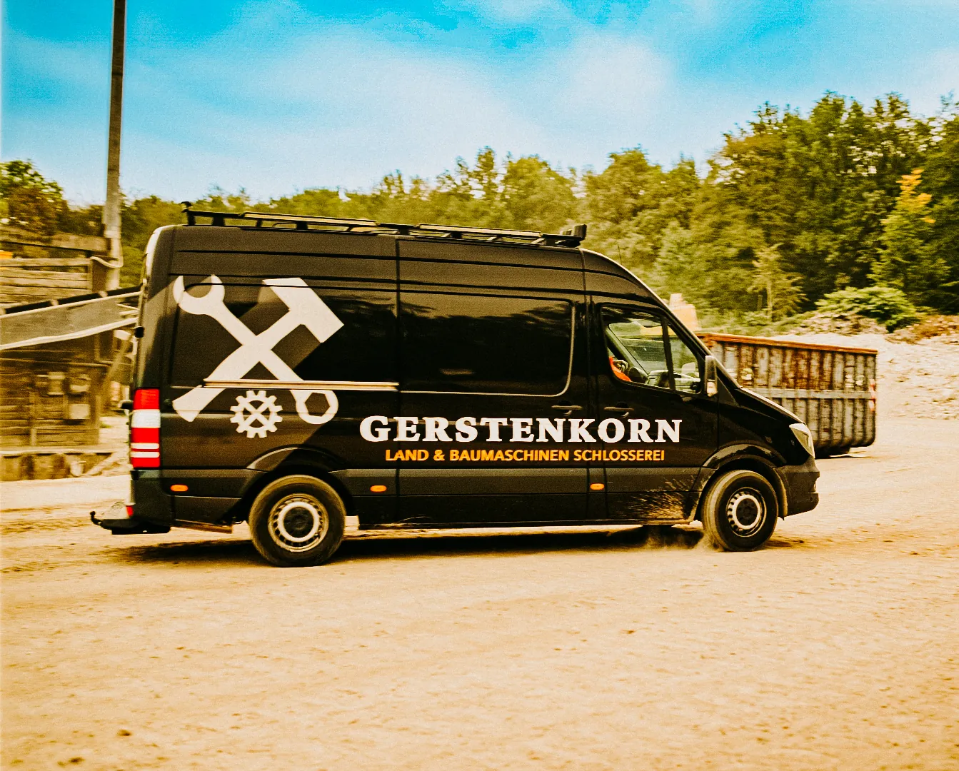 Schwarzer Gerstenkorn-Servicewagen in Fahrt auf dem Schotterplatz